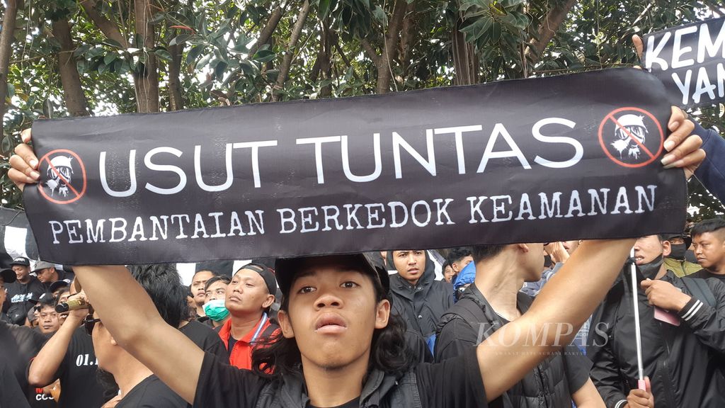 Ratusan aremania berunjuk rasa di depan Kejari Kota Malang terkait penyelesaian kasus Tragedi Kanjuruhan, Senin (31/10/2022) 