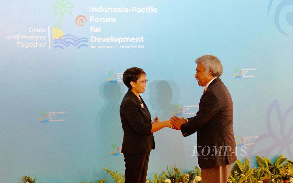 Menteri Luar Negeri RI Retno Marsudi menyambut Direktur Jenderal Melanesian Spearhead Group (MSG) Leonard Loema menjelang pembukaan Indonesia-Pacific Forum for Development, Rabu (7/12/2022), di Badung, Bali. 