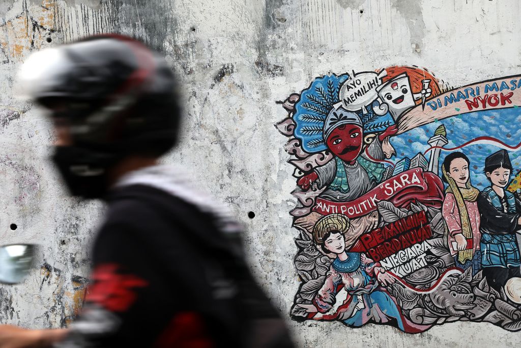 Mural tentang pemilu menghiasi tembok di Dukuh Atas, Jakarta, Rabu (26/1/2022). Jadwal pemilu yang telah disepakati, 14 Februari 2024, diharapkan akan membuat persiapan pelaksanaannya lebih matang agar persoalan yang terjadi pada Pemilu 2019 tak terulang. 