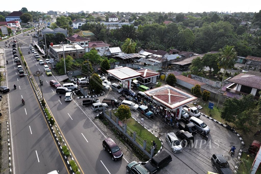 Antrean kendaraan untuk mengisi bahan bakar pertalite di Kota Tanjung Pandan, Belitung, Bangka Belitung, Jumat (22/7/2022).