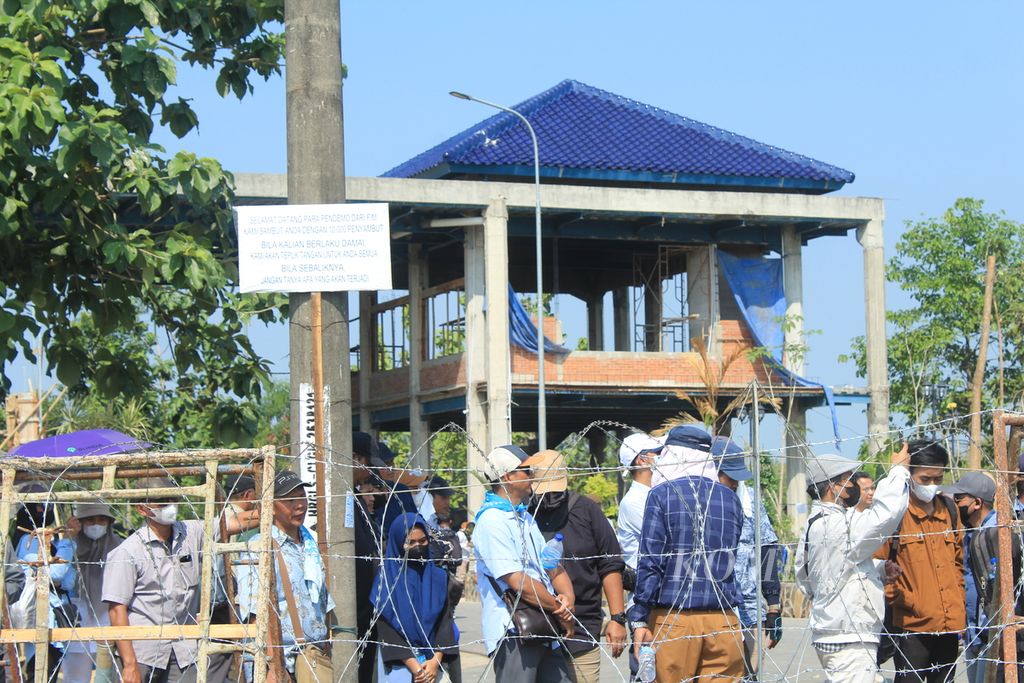 Pagar kawat berduri terpasang di depan pintu masuk Mahad Al-Zaytun di Desa Mekarjaya, Kecamatan Gantar, Kabupaten Indramayu, Jawa Barat, Kamis (22/6/2023). Polisi memasang kawat itu untuk mengantisipasi massa Forum Solidaritas Dharma Ayu (FSDA) bertemu dengan massa di dalam Pesantren Al-Zaytun. Sebanyak 1,200 anggota kepolisian diterjunkan untuk mengamankan unjuk rasa tersebut.