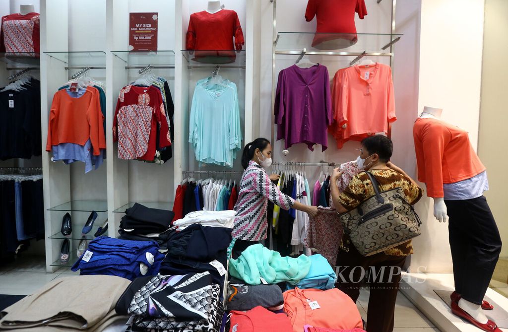 Pelanggan memilih baju ukuran besar di toko My Size di Mal Artha Gading, Kelapa Gading, Jakarta, Kamis (27/1/2022). Toko tersebut menjual baju pria dan wanita ukuran paling kecil XL hingga 8 L. 