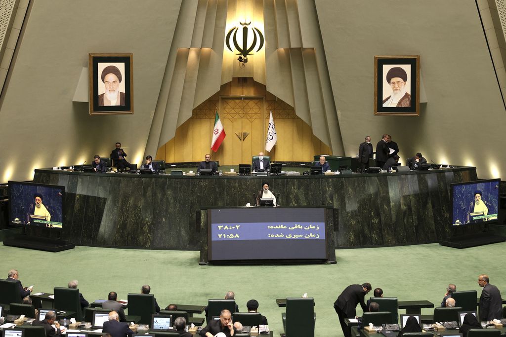 Presiden Iran Ebrahim Raisi berbicara di depan parlemen Iran di Teheran, Selasa (4/10/2022). Dalam pidatonya Raisi mengajak rakyat Iran bersatu, seperti yang selama ini sudah berjalan, saat menghadapi masa sulit karena tekanan musuh asing, terutama AS dan Israel.