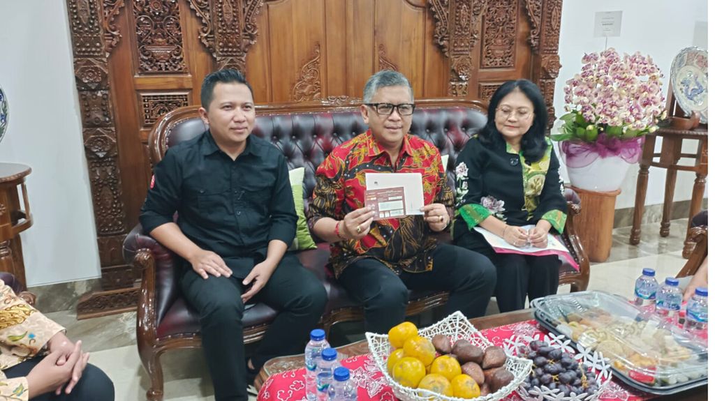 KPU melaksanakan coklit di rumah Sekretaris Jenderal PDI-P Hasto Kristiyanto pada 2 Juli 2024 di Kota Bekasi, Jawa Barat.