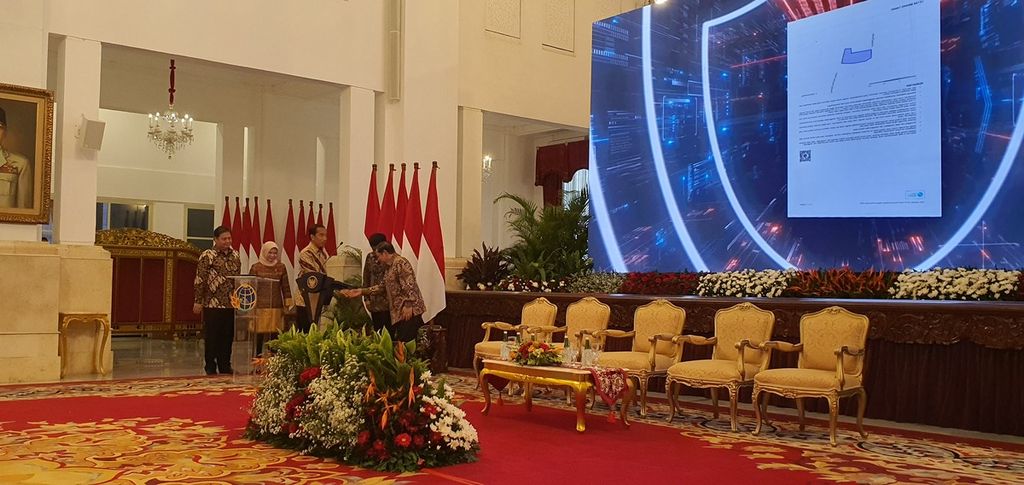 Presiden Joko Widodo meluncurkan sertifikat tanah elektronik di Istana Negara, Jakarta, Senin (4/12/2023).