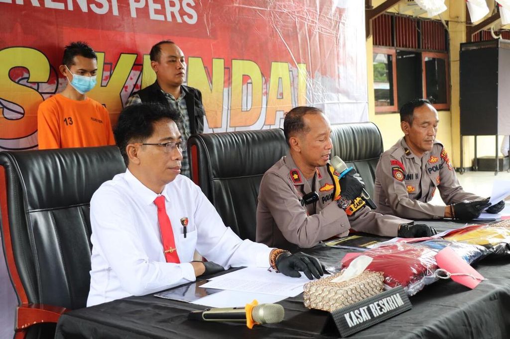Suasana konferensi pers di Markas Polres Kendal, Jawa Tengah, Senin (29/1/2024). Dalam kasus tersebut, polisi meringkus Sudaryadi (43), seorang guru sebuah sekolah dasar di Kecamatan Boja, Kendal, yang memerkosa dua muridnya di sekolah. 
