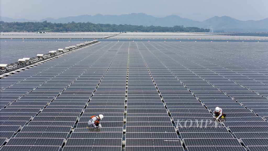 Aktivitas perawatan panel surya di PLTS Terapung Cirata, Kecamatan Maniis, Kabupaten Purwakarta, Jawa Barat, Senin (15/7/2024). PLTS Cirata diresmikan oleh Presiden Joko Widodo pada 19 November 2023.