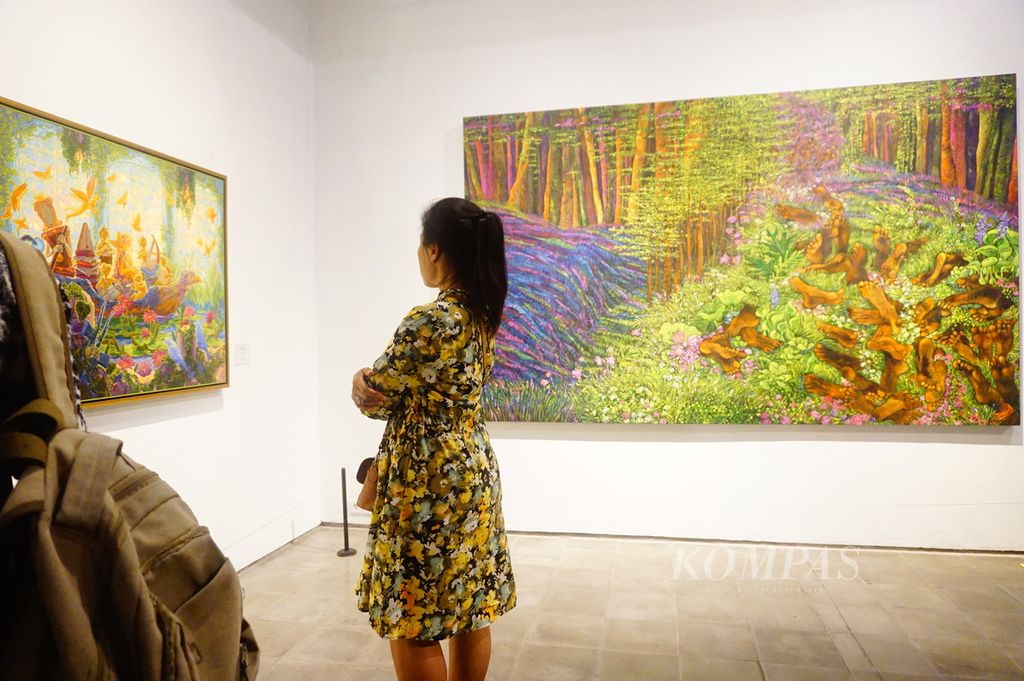 Pengunjung melihat beberapa lukisan yang ditampilkan dalam pameran Mata Air Bangsa-Persembahan untuk Buya Syafii Maarif dan Gus Dur di OHD Museum, Magelang, Jawa Tengah, Sabtu (30/7/2022).