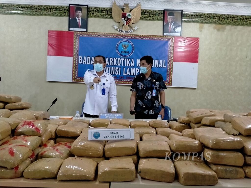 Kepala BNN Lampung Brigadir Jenderal (Pol) Japriedi menunjukkan barang bukti berupa 248 kilogram ganja di Bandar Lampung, Rabu (10/2/2021).