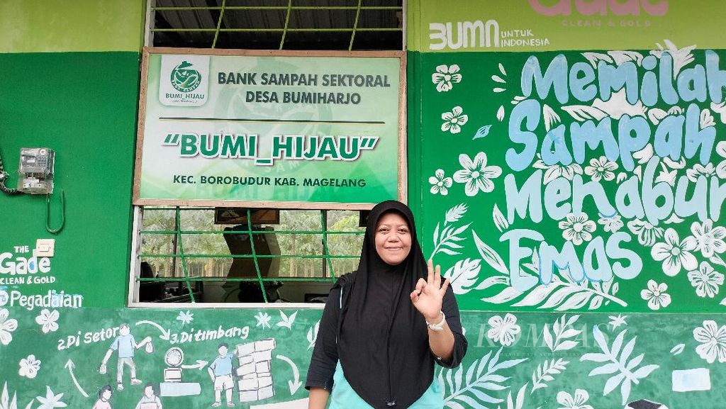 Hidayatul Rachmawati di depan bangunan Bank Sampah Bumi Hijau di Desa Bumiharjo, Kecamatan Borobudur, Kabupaten Magelang, Jawa Tengah, Rabu (14/12/2022).