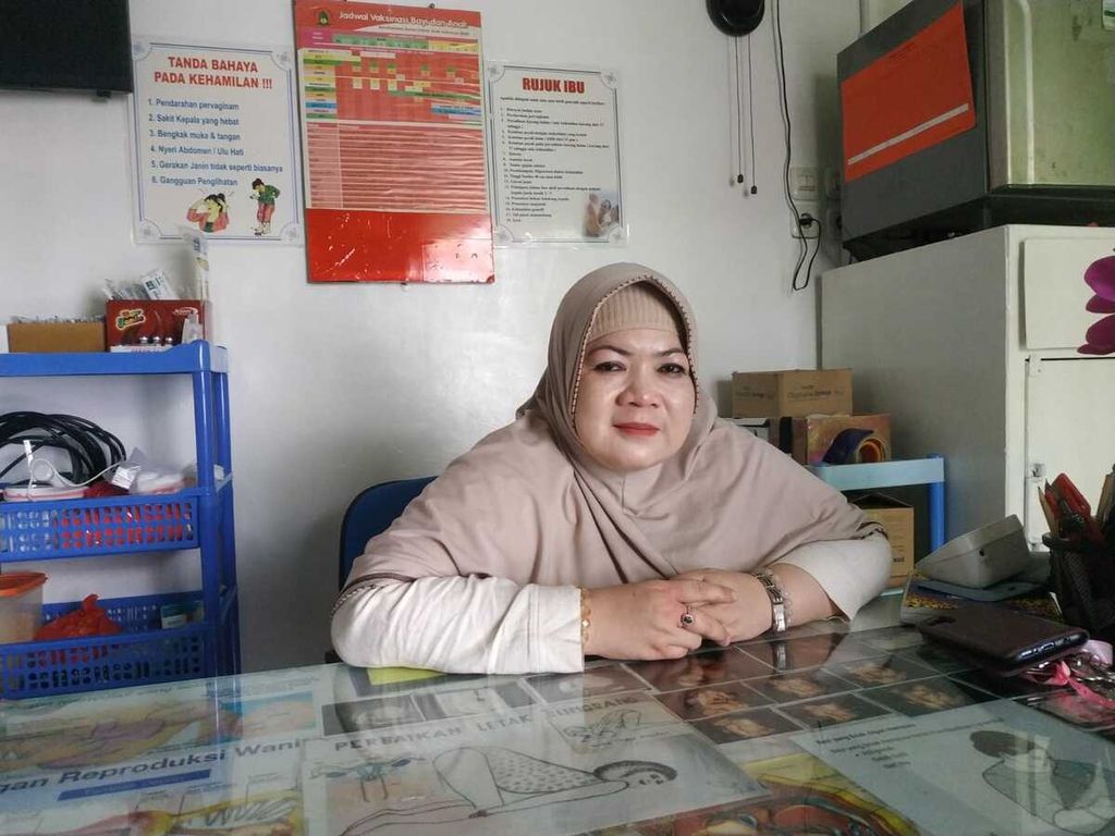 Salah satu bidan di Jakarta Pusat, Maya (45), sedang berada di kliniknya, Kamis (4/5/2023).
