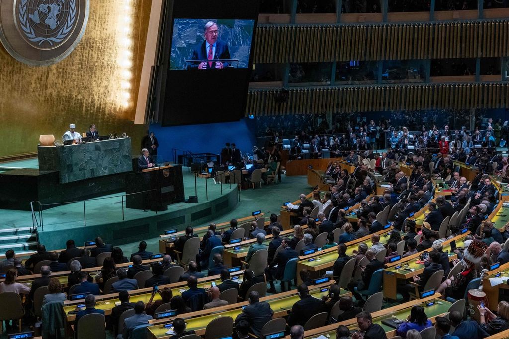 Sekretaris Jenderal PBB Ant&oacute;nio Guterres (di podium, tampak pada layar) berpidato di hadapan para pemimpin dunia, diplomat, dan para delegasi pada Sidang Majelis Umum PBB di Markas Besar PBB di New York, AS, Selasa (24/9/2024). 