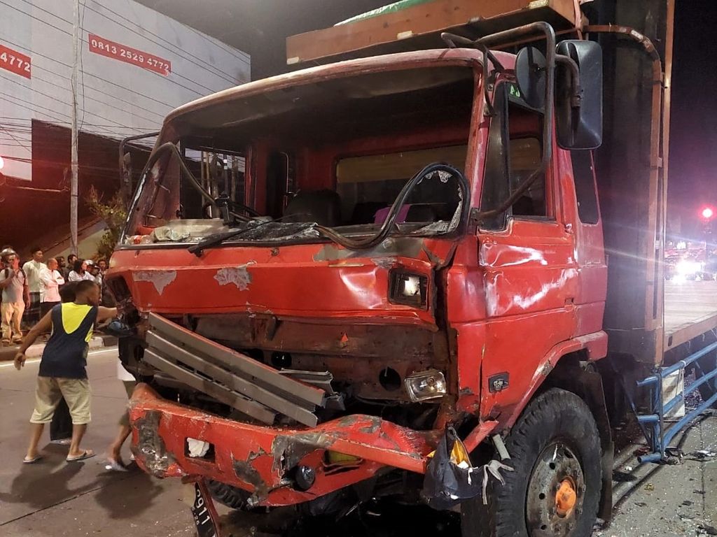 Kondisi truk yang terlibat dalam kecelakaan di pintu keluar Jalan Tol Bawen di Kabupaten Semarang, Jawa Tengah, Sabtu (23/9/2023) malam. Truk yang diduga mengalami rem blong itu menabrak sejumlah mobil dan sepeda motor. 