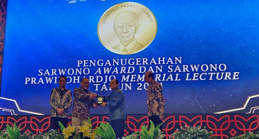 Prof Bens Pardamean saat menerima anugerah Sarwono Award 2024 dari Kepala Badan Riset dan Inovasi Nasional Laksana Tri Handoko di Jakarta, Jumat (23/8/2024). Bens merupakan Kepala Bioinformatics and Data Science Research Center dan NVIDIA Artificial Intelligence Research and Development Center Universitas Bina Nusantara.