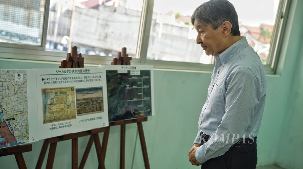 Kaisar Jepang Naruhito memperhatikan gambar grafis sejarah singkat dan peta kawasan Waduk Pluit saat berkunjung di Stasiun Pompa Waduk Pluit, Jakarta Utara, Minggu (18/6/2023). 
