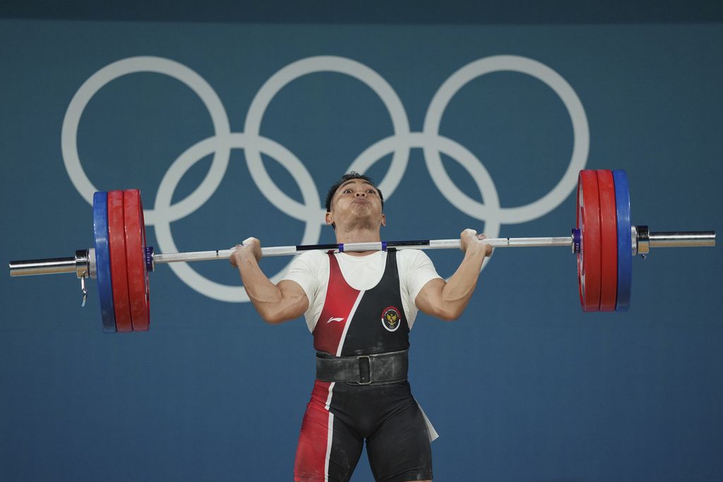 Lifter Indonesia, Eko Yuli Irawan, mencoba mengangkat beban dalam perlombaan angkat besi kelas 61 kilogram pada Olimpiade Paris 2024, Rabu (7/8/2024). Eko gagal merebut medali pada nomor itu.