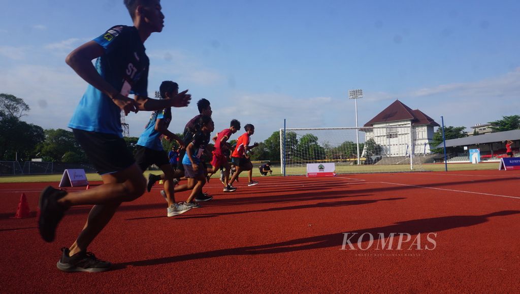 Para pelari muda menjajal <i>bleep test</i> dalam gelaran The Tour, di Stadion Sriwedari, Kota Surakarta, Jawa Tengah, Minggu (28/8/2022). Itu merupakan ajang pembuka dari gelaran tahunan Borobudur Marathon. Lewat tes lari tersebut, diharapkan bisa mengetahui kondisi kebugaran dari masing-masing pelari muda. 