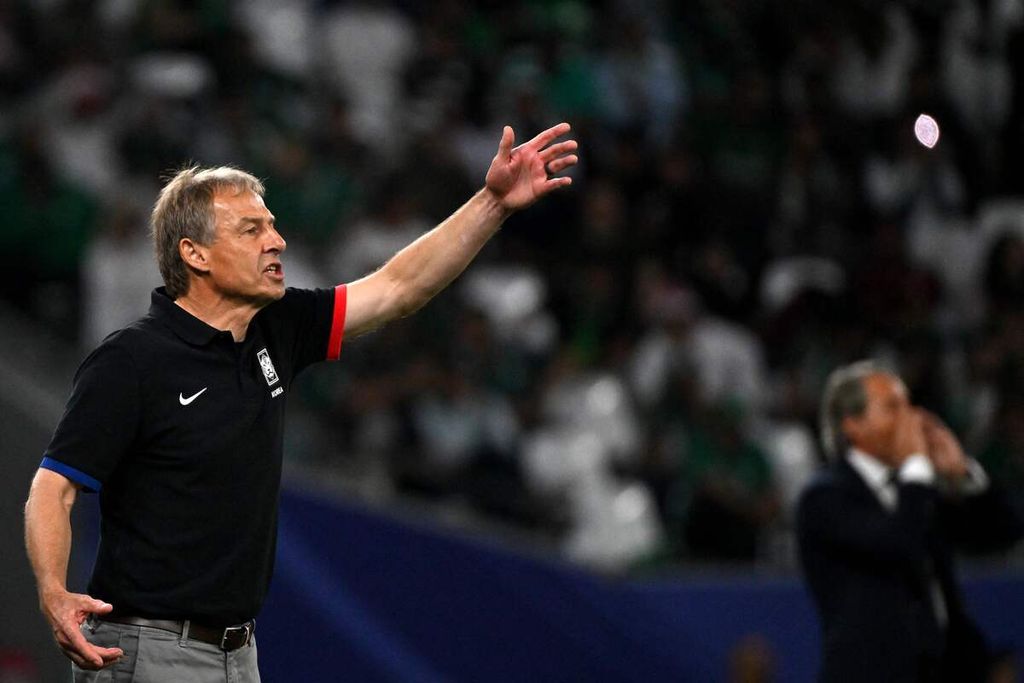 Pelatih Korea Selatan Juergen Klinsmann memberi instruksi kepada pemain dalam pertandingan babak 16 besar Piala Asia 2023 antara Arab Saudi dan Korsel di Stadion Al Rayyan, Qatar, Selasa (30/1/2024). Korsel menang 4-2 melalui drama adu penalti setelah hasil imbang, 1-1.