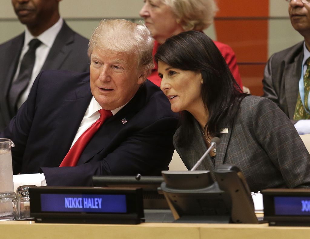 Presiden Amerika Serikat Donald Trump (kiri) dan Duta Besar AS untuk PBB Nikki Haley menghadiri Sidang Majelis Umum PBB di New York, 18 September 2017.