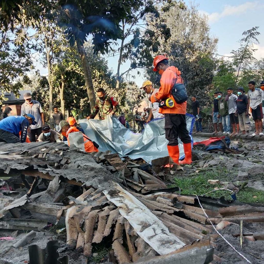 Proses evakuasi korban tewas akibat erupsi Gunung Lewotobi Laki-laki di Kabupaten Flores Timur, Nusa Tenggara Timur, Senin (4/11/2024) pagi. Lontaran batu api mencapai 6 kilometer dari puncak. Sejumlah warga tewas dan puluhan rumah terbakar.