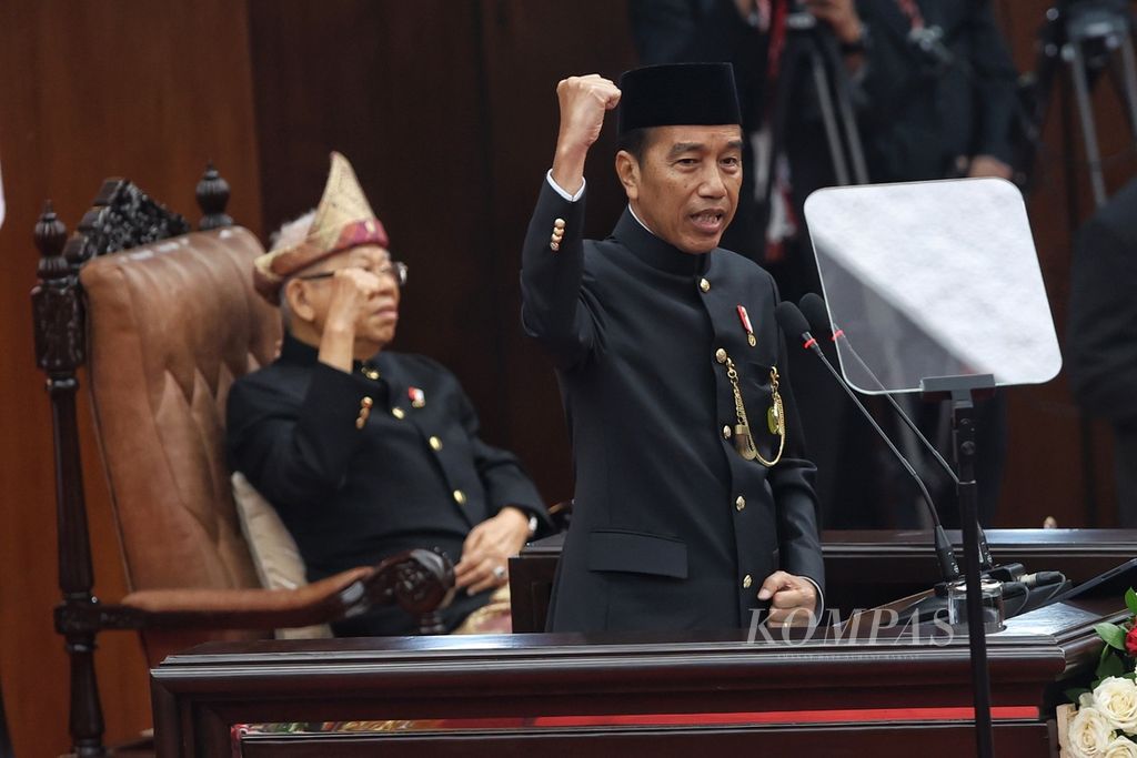 Presiden Joko Widodo meneriakkan kata Merdeka didampingi Wakil Presiden Ma'ruf Amin di Sidang Tahunan MPR, Sidang Bersama DPR, dan DPD di Kompleks Parlemen, Senayan, Jakarta, Jumat (16/8/2024). 