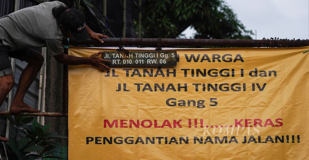 Warga Jalan Tanah Tinggi I Gang 5, Johar Baru, Senen, Jakarta Pusat, memasang spanduk penolakan penggantian nama jalan di wilayah permukiman mereka, Rabu (29/6/2022). 
