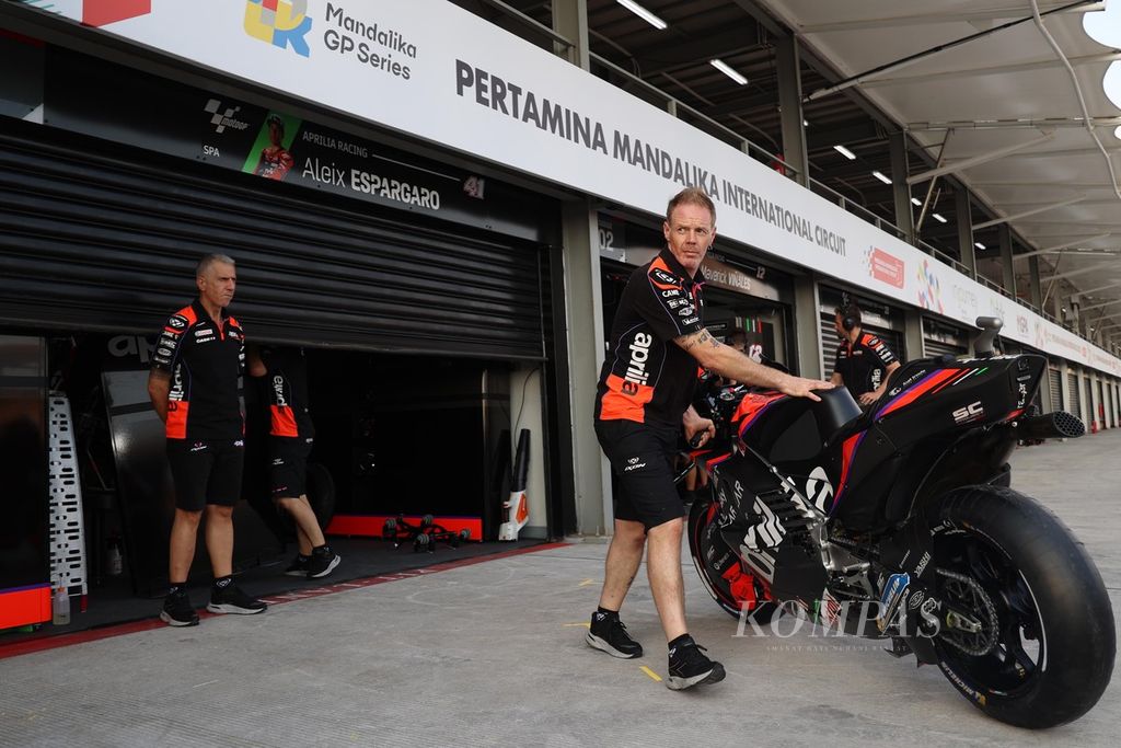 Kru tim balap MotoGP Aprilia Racing menyetel kendaraan Aleix Espargaro di <i>paddock</i> Sirkuit Internasional Pertamina Mandalika, Lombok Tengah, NTB, Kamis (12/10/2023). Saat ini Aleix menempati peringkat kelima dengan 171 poin.