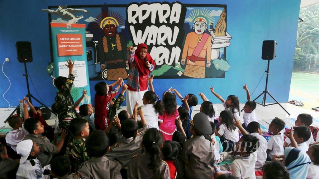 Sebanyak 100 murid PAUD menari di sela-sela mengikuti kegiatan mendongeng bersama di RPTRA Waru Timbul, Kebagusan, Jakarta, Kamis (14/3/2019). Kegiatan rutin yang diselanggarakan Suku Dinas Perpustakaan dan Kearsipan Kota Administrasi Jakarta Selatan ini bertujuan untuk mengembangkan imajinasi anak, membangun kecerdasan emosional, meningkatkan keterampilan berbahasa, dan menumbuhkan minat baca kepada anak. 