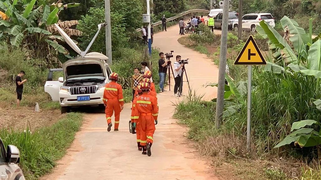 Tim penyelamat menuju ke lokasi kecelakaan jatuhnya pesawat Boeing 737-800 di daerah Tengxian, Guangxi, China, Selasa (22/3/2022). Manajemen maskapai China Eastern memerintahkan pemeriksaan ulang semua Boeing 737-800 yang dioperasikannya. Sampai pemeriksaan selesai, semua pesawat sejenis tidak diizinkan terbang.