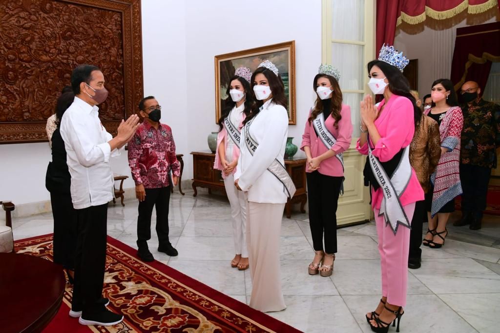 Presiden Joko Widodo menerima Miss Universe 2021 dan para Puteri Indonesia 2022 di Istana Merdeka, Jakarta, Senin (30/5/2022).