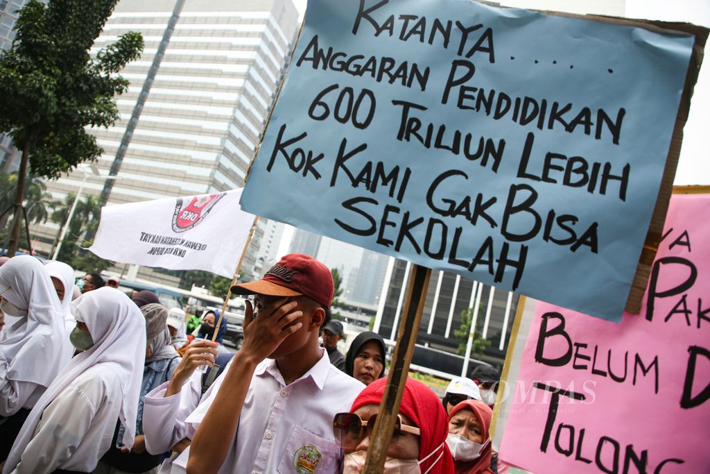 Para siswa yang tidak mendapatkan bangku di SMA dan SMK di Kota Depok turut hadir dalam unjuk rasa di depan kantor Kementerian Pendidikan, Kebudayaan, Riset, dan Teknologi di Jakarta, Jumat (11/8/2023). 