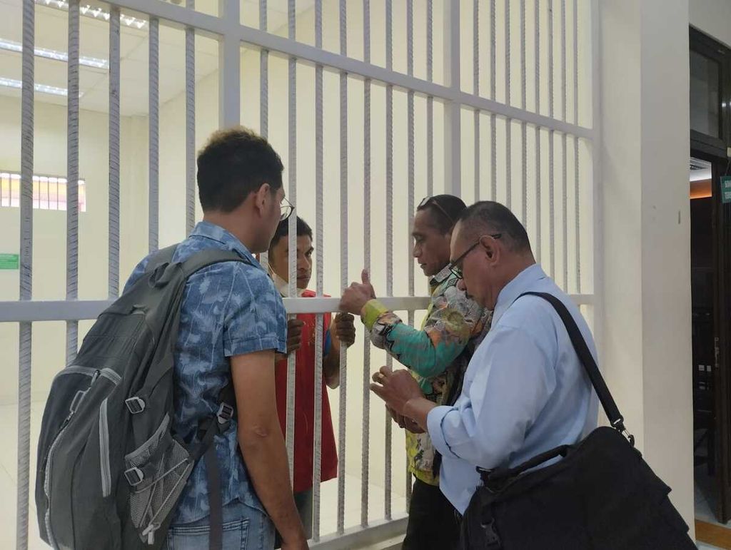 Tim penasihat hukum Nikodemus Manao berkoordinasi dengan Niko Manao di dalam tahanan menjelang sidang tuntutan di Pengadilan Negeri Soe, Jumat (14/7/2023).