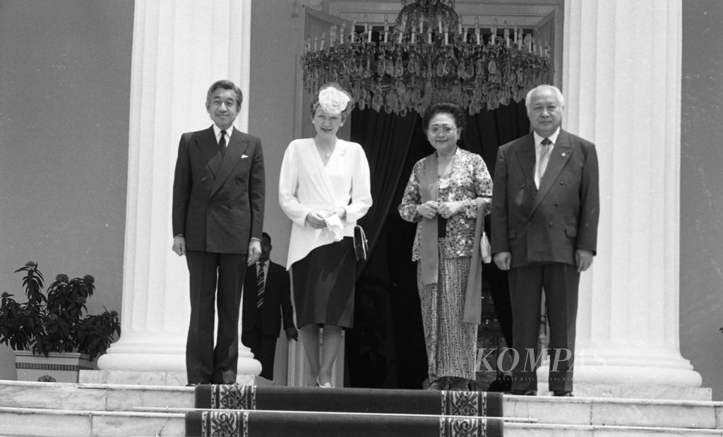 Foto bersama Presiden Soeharto dan ibu Tien dengan Kaisar Akihito dan Permaisuri Michiko di beranda Istana.