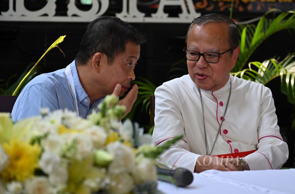 Ketua Panitia Kunjungan Paus ke Indonesia Ignasius Jonan (kiri) berbincang dengan Uskup Agung Jakarta Ignatius Kardinal Suharyo saat peluncuran perangko seri kunjungan apostolik Paus Fransiskus di Plaza Maria Gereja Katedral, Jakarta, Senin (2/9/2024). 