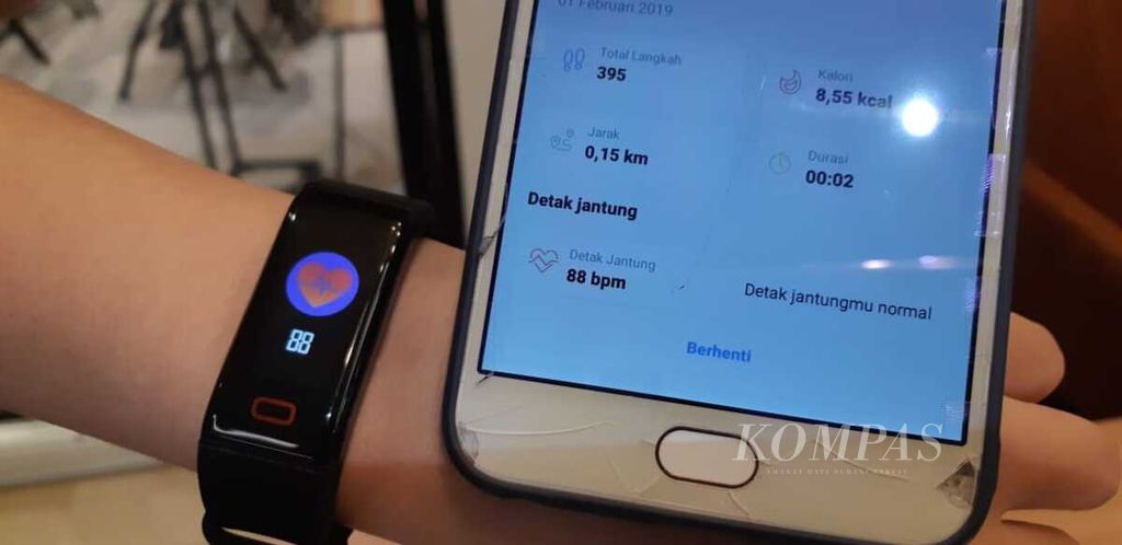Aplikasi MyHealth Diary bisa diintegrasikan dengan gelang khusus untuk merekam catatan medis pengguna, seperti jumlah langkah kaki, detak jantung, hingga jumlah kalori yang terbakar. Aplikasi ini diperkenalkan kepada publik pada Jumat (1/2/2019) di Jakarta.