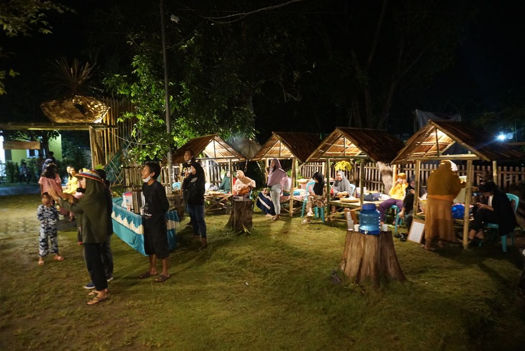 Suasana Pekan Studio Pangan Warga di halaman Huntu Art Distrik, Desa Huntu Selatan, Kabupaten Bone Bolango, Gorontalo, Sabtu (27/11/2021). Berbagai kuliner lokal Gorontalo yang dibuat oleh warga setempat dijual di sana.