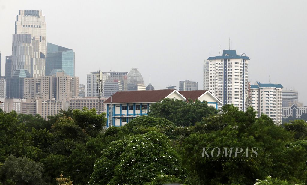 Panorama jalur hijau dengan latar belakang deretan gedung pencakar langit di kawasan Tanah Abang, Jakarta, Sabtu (26/11/2022). Saat ini ketersediaan ruang terbuka hijau (RTH) di Ibu Kota baru 9 persen. Peraturan Presiden (Perpres) Nomor 60 Tahun 2020 tentang Rencana Tata Ruang Kawasan Perkotaan Jakarta, Bogor, Depok, Tangerang, Bekasi, Puncak, dan Cianjur (Jabodetabek-Punjur) mengatur luas RTH minimal 30 persen dari keseluruhan kawasan. Namun, upaya itu sulit dilakukan karena Jakarta kota yang padat sehingga terkendala keterbatasan lahan. Pemprov DKI melalui Dinas Cipta Karya Tata Ruang dan Pertanahan menargetkan pemenuhan kawasan hijau di Jakarta hingga 11 persen. 