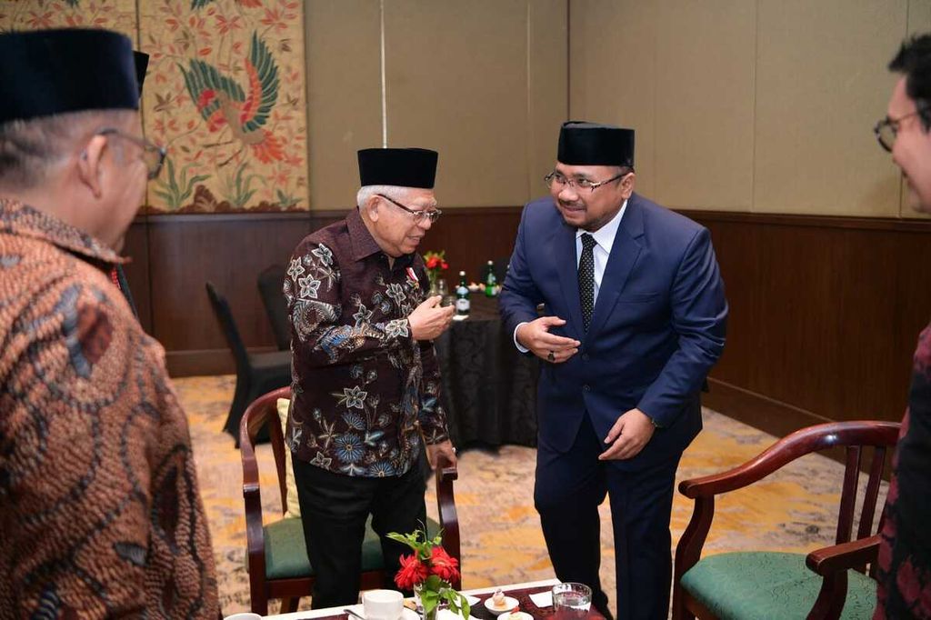 Wakil Presiden Ma'ruf Amin berbincang dengan Menteri Agama Yaqut Cholil Qoumas sebelum menghadiri pembukaan Rapat Koordinasi Nasional Baznas di Jakarta, Rabu (20/9/2023).