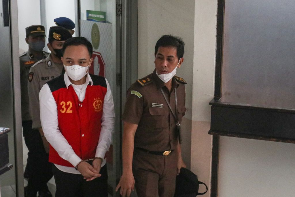 Defendant Ricky Rizal prepares to leave the South Jakarta District Court, Monday (16/1/2023). In this trial, Ricky Rizal was charged with eight years in prison.