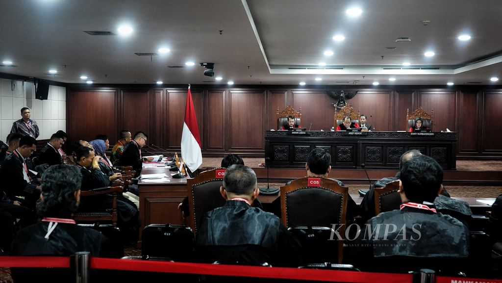 Suasana saat majelis hakim konstitusi mendengarkan pembacaan petitum pihak pemohon dalam sidang perselisihan hasil pemilihan umum pemilihan legislatif di ruang sidang panel 3 MK, Jakarta, Kamis (2/5/2024).
