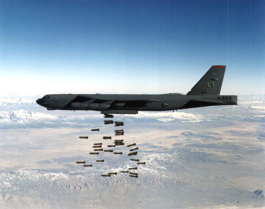 Pesawat pengebom B-52 milik Amerika Serikat menjatuhkan bom di lokasi dan waktu yang tidak disebutkan. Pesawat itu bisa mengangkut bom nuklir dan rudal jelajah yang dipasangi hulu ledak nuklir. 