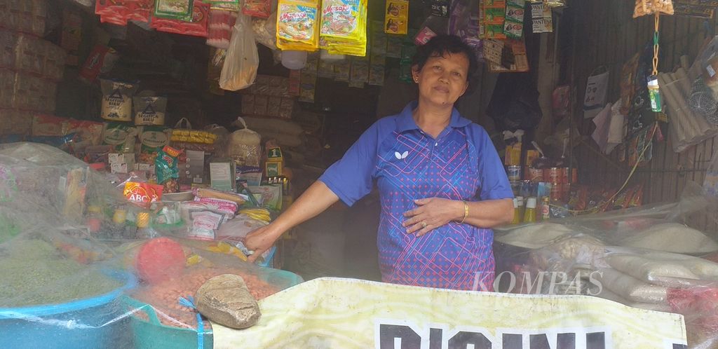 Matilde Tambayong (54), pedagang bahan pokok di pasar "Kasih" Kota Kupang, Rabu (16/12/2020). Harga sejumlah bahan pokok mengalami kenaikan, mulai dari bumbu dapur, beras, sampai daging.