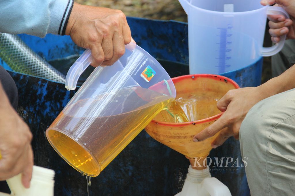 Operasi pasar minyak goreng murah digelar di Kota Pontianak, Kalimantan Barat, Senin (14/3/2022).