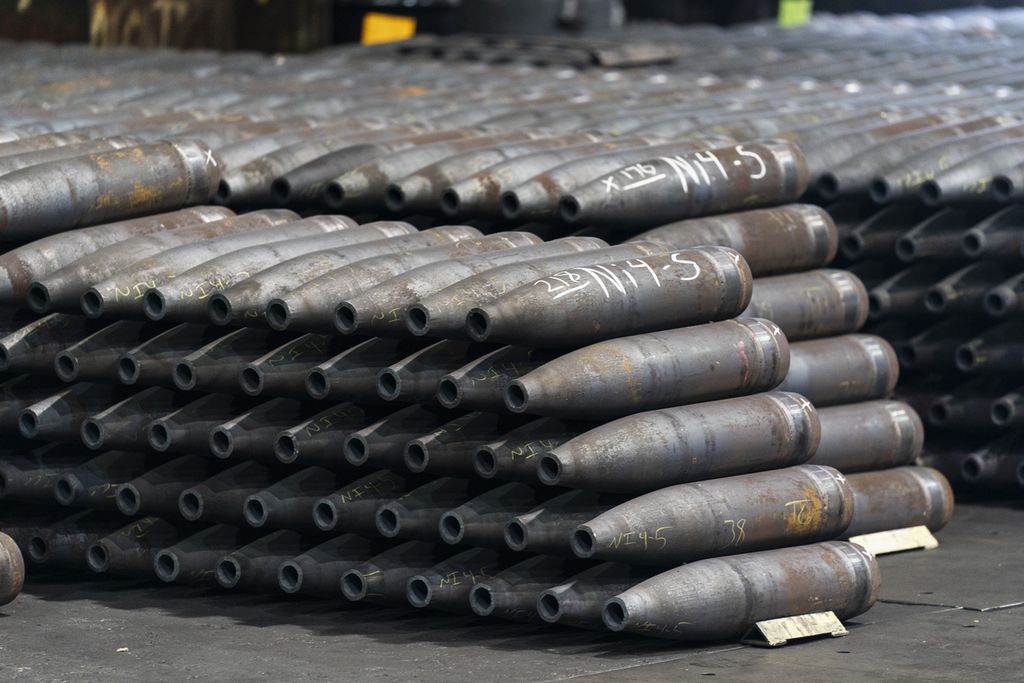 Tumpukan proyektil artileri M795 di pabrik pembuatan amunisi militer AS di wilayah Scranton, Pennsylvania, Sabtu (13/4/2024). Kementerian Pertahanan AS dapat segera mengirim amunisi tersebut ke Ukraina setelah mendapat persetujuan Kongres AS.