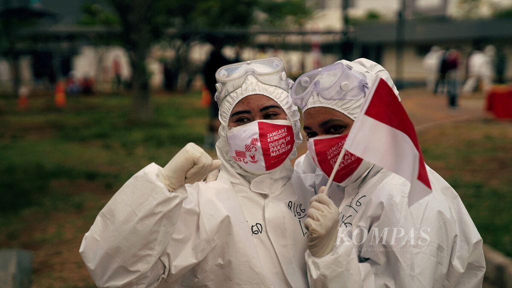 Tenaga kesehatan berpose usai upacara perayaan HUT Kemerdekaan Ke-76 RI di Rumah Sakit Darurat Covid-19 (RSDC) Wisma Atlet Kemayoran, Jakarta, Selasa (17/8/2021). 