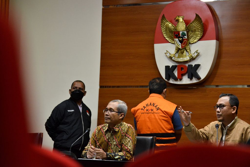 Kepala Bagian Pemberitaan KPK Ali Fikri (kanan) mempersilakan wartawan untuk bertanya di Gedung Komisi Pemberantasan Korupsi (KPK), Jakarta, Kamis (5/1/2023). KPK menahan penyuap Gubernur Papua Lukas Enembe, yakni Rijatono Lakka yang merupakan Direktur PT Tabi Bangun Papua. 