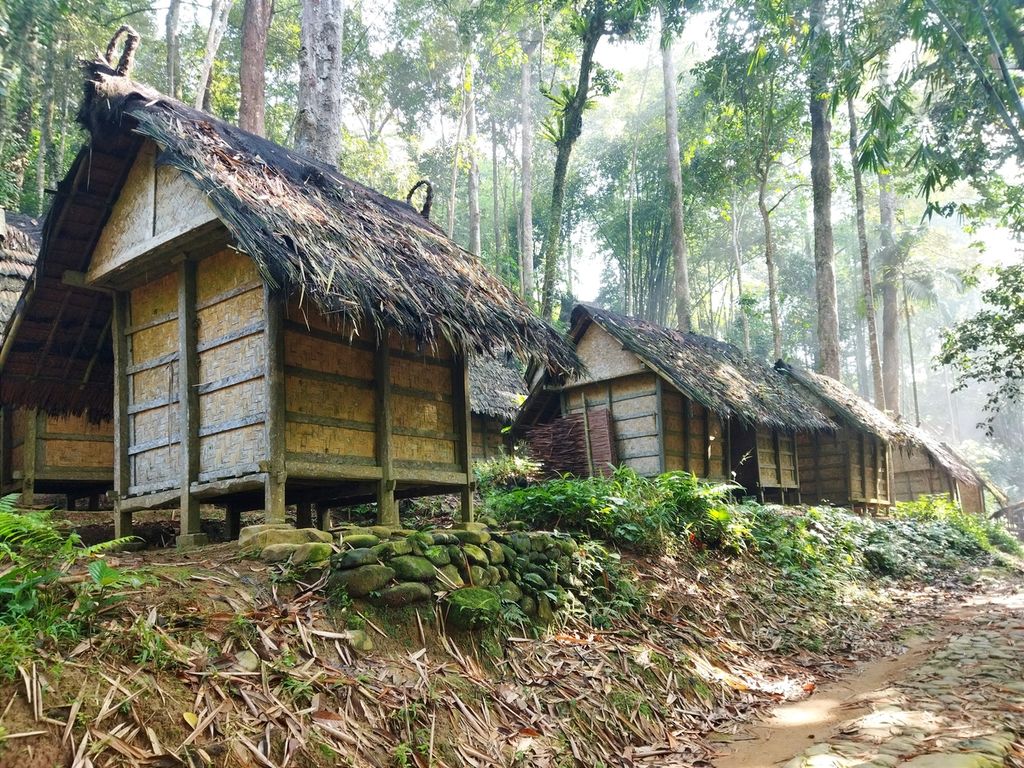 <i>Leuit </i>atau lumbung padi warga Baduy Luar di Kampung Gajebo, Baduy Luar, Selasa (19/7/2022). 