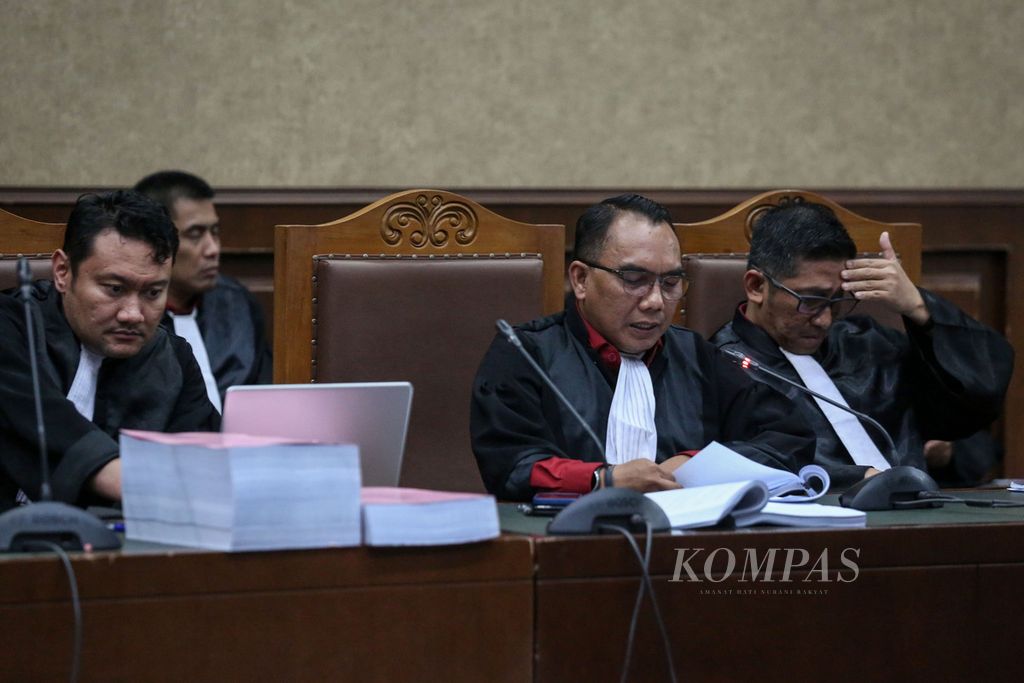 Jaksa penuntut umum membacakan tuntutan untuk terdakwa Johnny G Plate, Anang Achmad Latif, dan Yohan Suryanto di Pengadilan Tindak Pidana Korupsi, Jakarta, Rabu (25/10/2023).