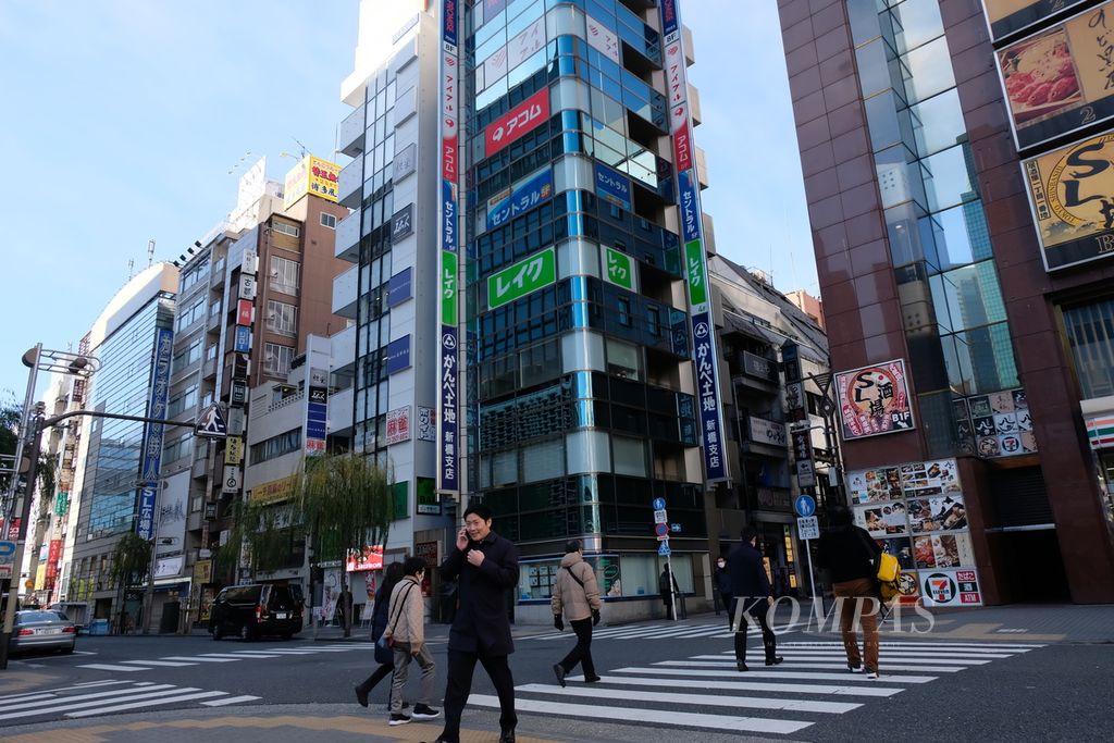 Sejumlah warga Jepang menyeberang jalan di Distrik Shiomi, Tokyo, Jepang, pada Rabu (24/1/2024).