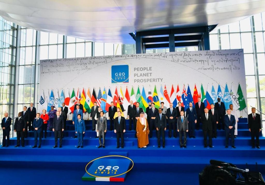Pada sesi foto bersama di KTT G-20, Presiden Joko Widodo berada di barisan depan tengah, bersama troika lainnya yaitu Italia dan Arab Saudi, Sabtu (30/10/2021)